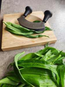 Bärlauch mit Kräuterwippe